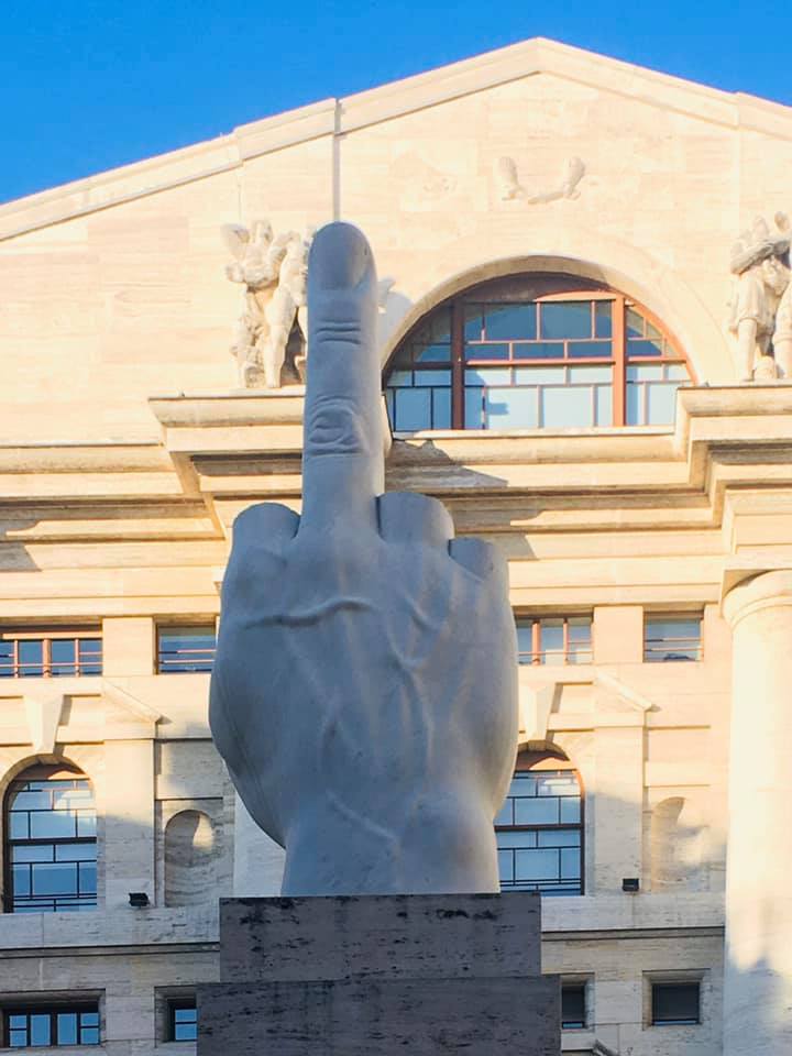 L.O.V.E. di Maurizio Cattelan