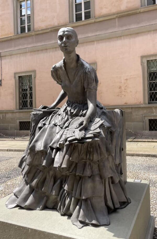 Prima statua a Milano dedicata ad una donna