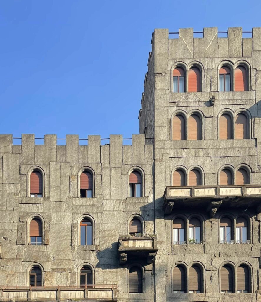 Castello di pietra in viale Monza