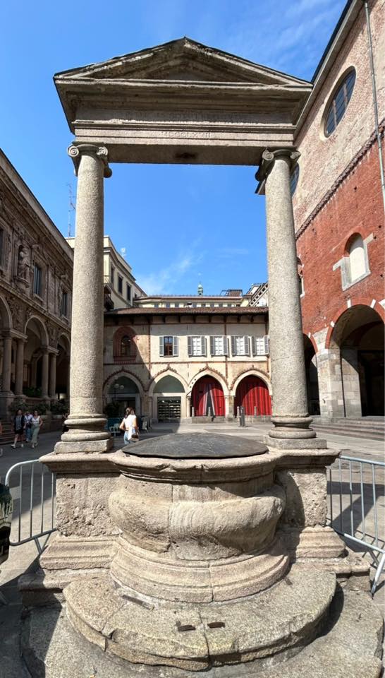 Pozzo del Broletto in piazza dei Mercanti a Milano